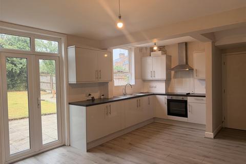 3 bedroom semi-detached house to rent, Sutton Road, Leicester