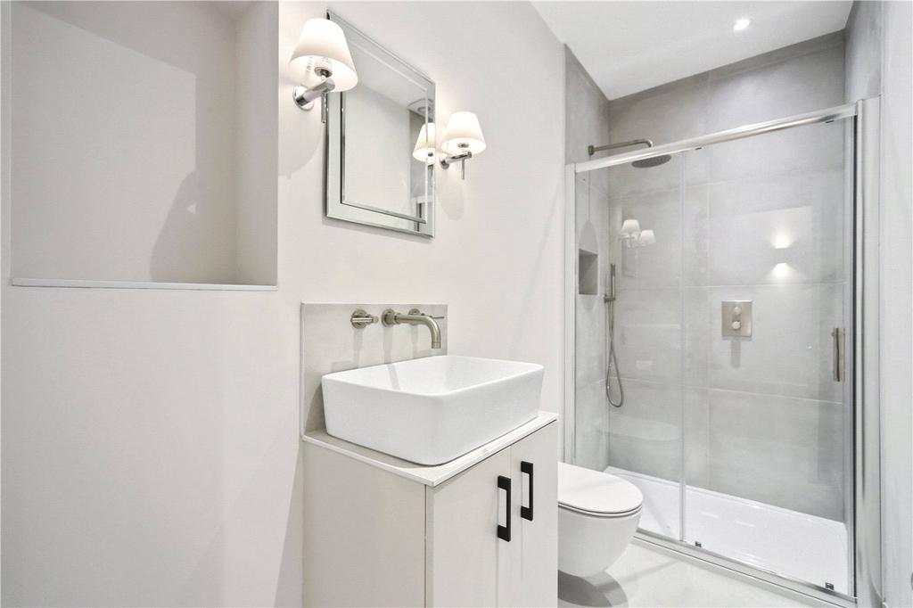 Apartment in West Kensington - More