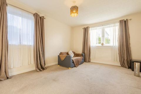 2 bedroom flat to rent, 1596L Cumnor Crescent, Edinburgh, EH16 6BH