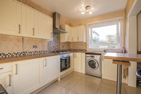 2 bedroom flat to rent, 1596L Cumnor Crescent, Edinburgh, EH16 6BH
