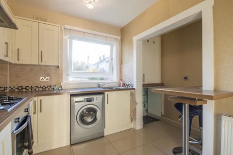 2 bedroom flat to rent, 1596L Cumnor Crescent, Edinburgh, EH16 6BH