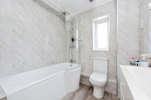 2 bedroom flat for sale, Cheam Common Road, WORCESTER PARK, Surrey, KT4