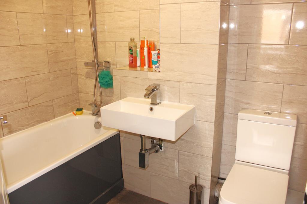 Apartment in Barking - View 4
