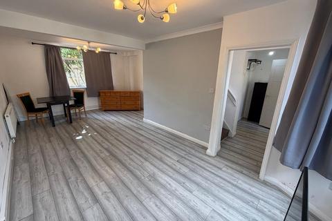 2 bedroom property to rent, Uxbridge Road, Feltham, TW13