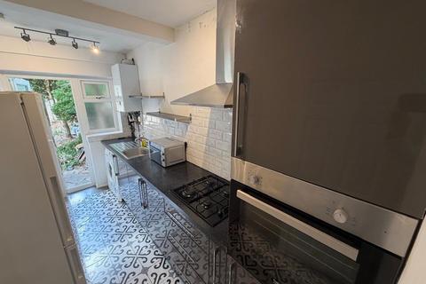 2 bedroom property to rent, Uxbridge Road, Feltham, TW13