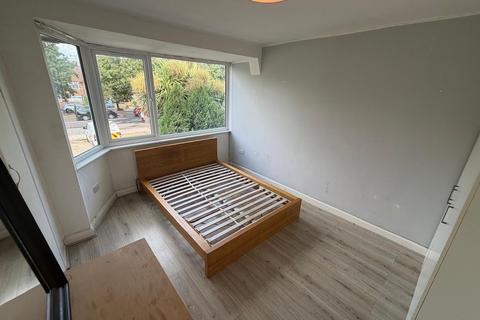 2 bedroom property to rent, Uxbridge Road, Feltham, TW13