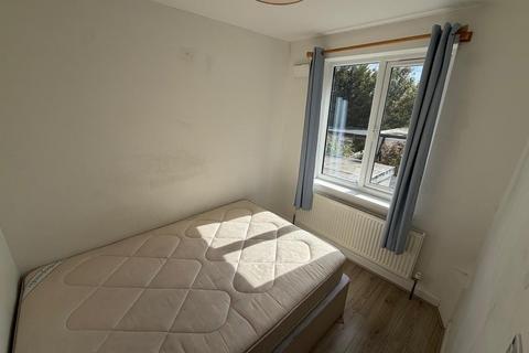 2 bedroom property to rent, Uxbridge Road, Feltham, TW13