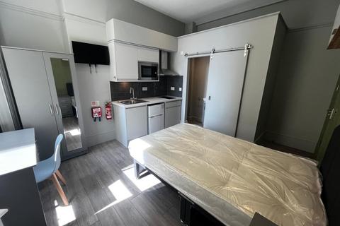 1 bedroom house to rent, Walter Rd , City Centre, Swansea