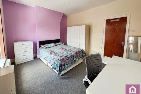 4 bedroom terraced house to rent, Kippax Street, Manchester, Greater Manchester, M14