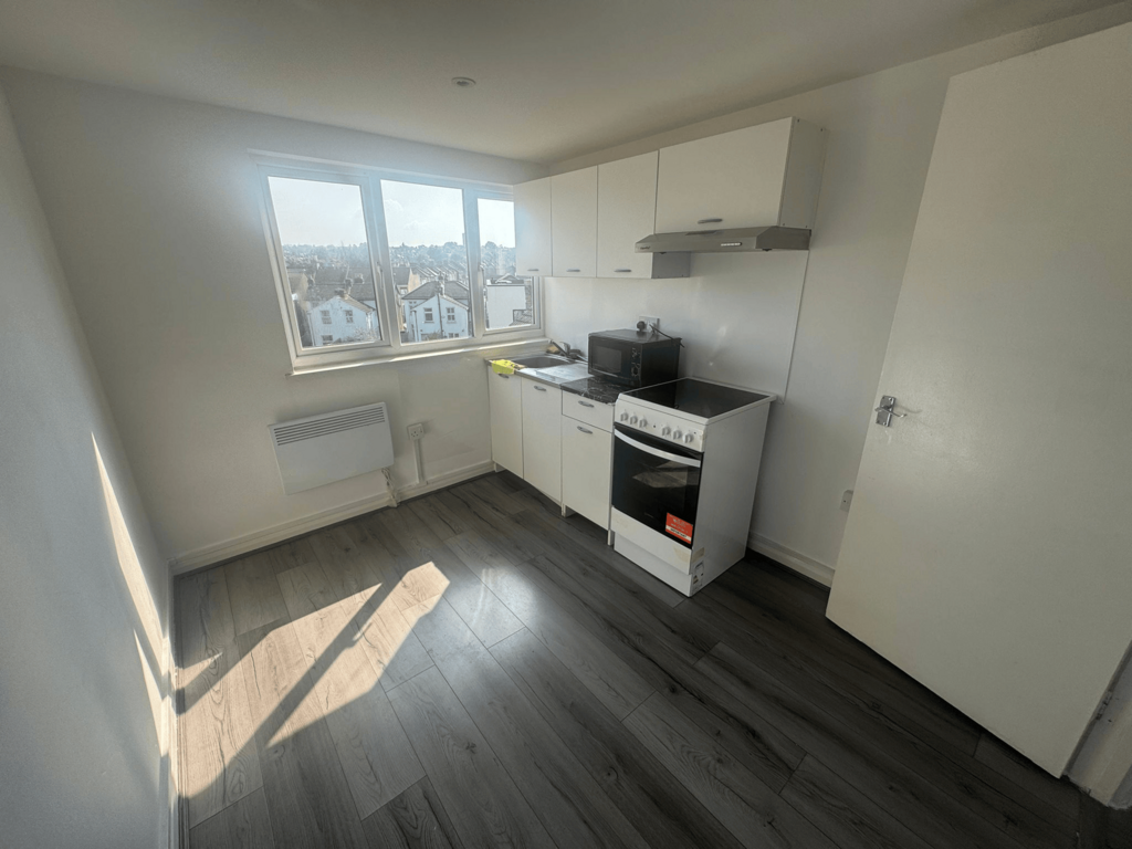 Apartment in Croydon - View 3
