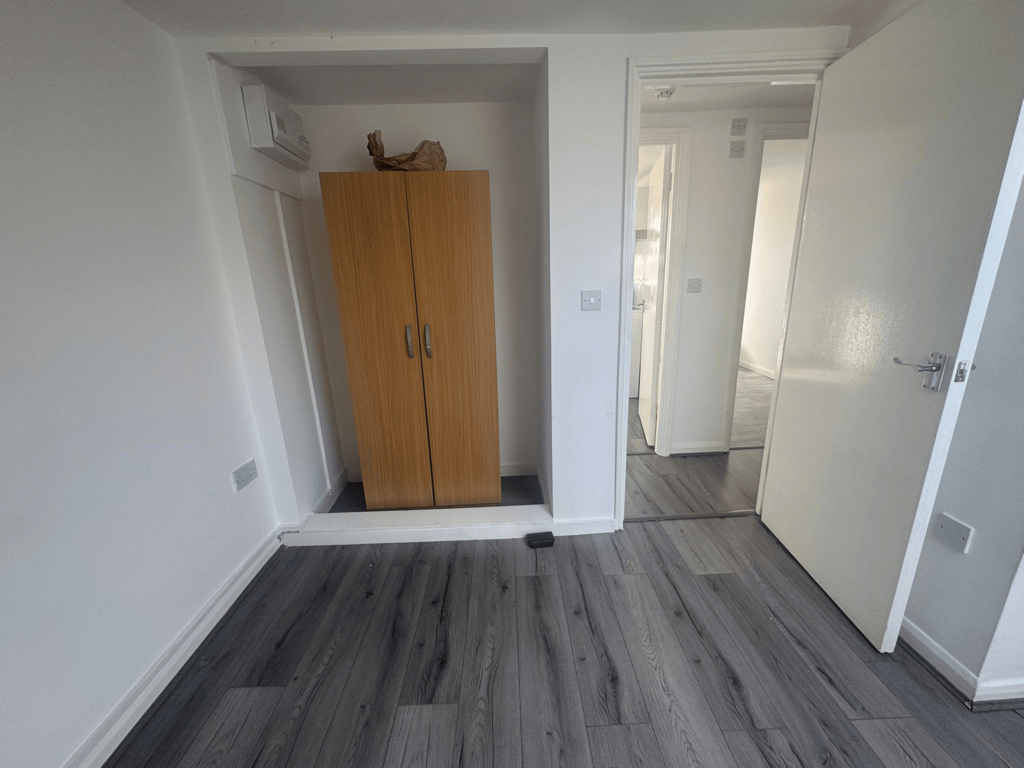 Apartment in Croydon - More