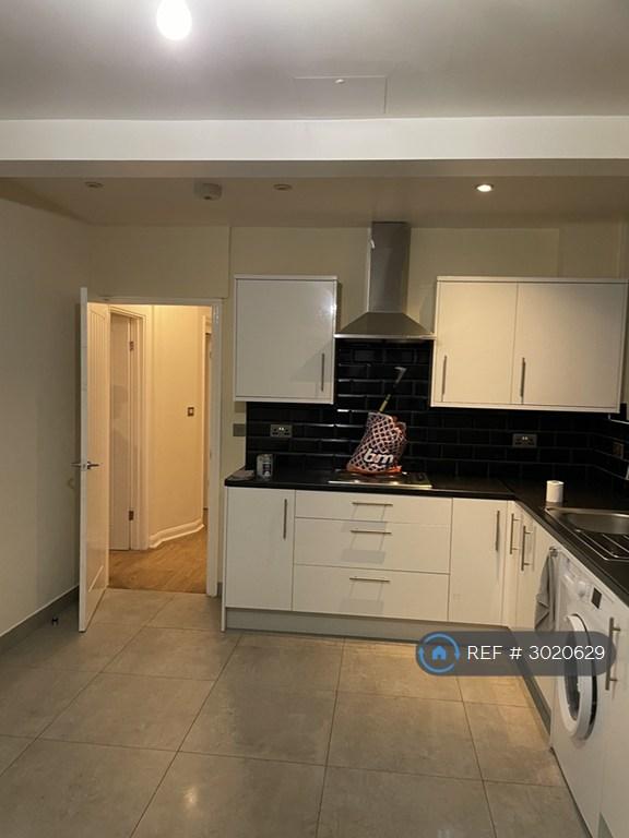 House in Edgware - More