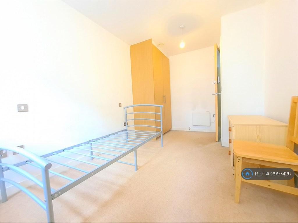 Apartment in Uxbridge - View 4