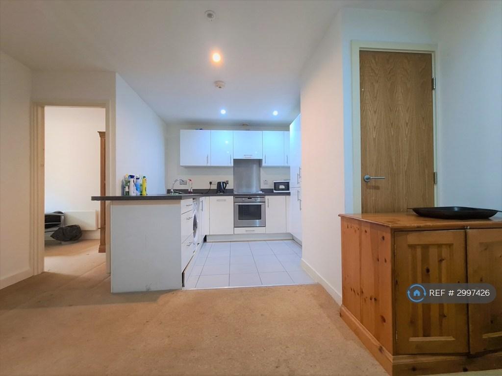 Apartment in Uxbridge - More