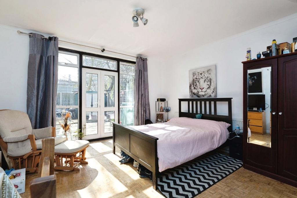 Apartment in Ilford - View 4