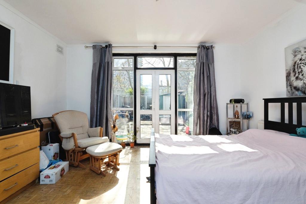 Apartment in Ilford - View 5