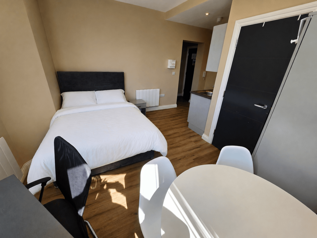 Apartment in Manchester, Victoria Park, Rusholme - View 2