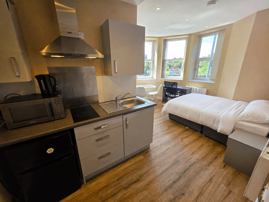 Apartment in Manchester, Victoria Park, Rusholme - View 3