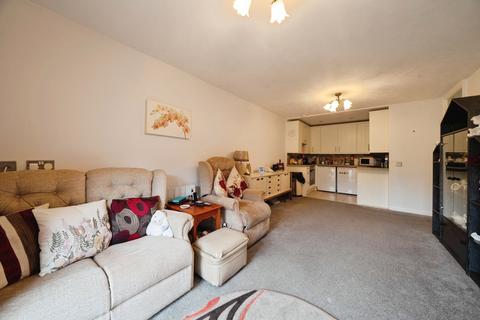 1 bedroom apartment for sale, Cedar Court (Addlestone), Addlestone KT15