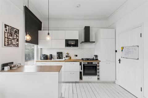 3 bedroom flat for sale, Chiswick Lane, London, W4