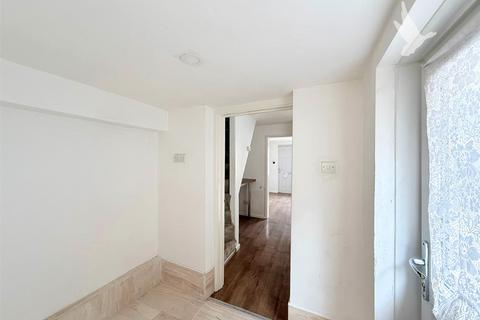 2 bedroom terraced house to rent, Barrack Street, Colchester