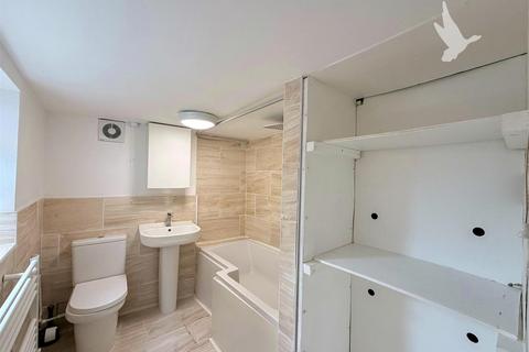 2 bedroom terraced house to rent, Barrack Street, Colchester