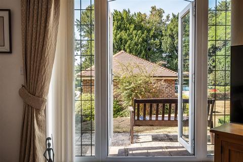 2 bedroom retirement property for sale, EPSOM ROAD, LEATHERHEAD, KT22