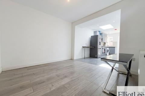 2 bedroom maisonette to rent, Somerset Road, Southall UB1