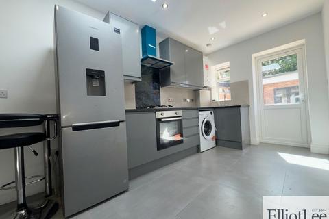 2 bedroom maisonette to rent, Somerset Road, Southall UB1