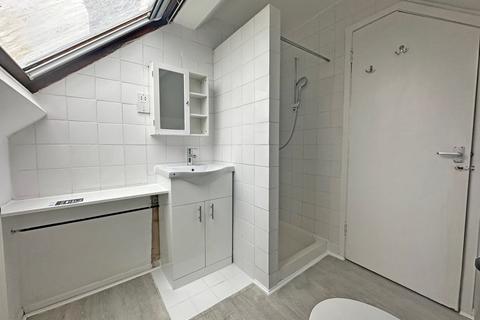 Studio to rent, The Grove, Isleworth, TW7