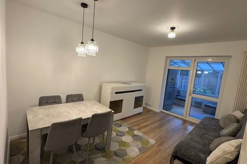 2 bedroom ground floor maisonette to rent, Staines Road, Feltham, TW14