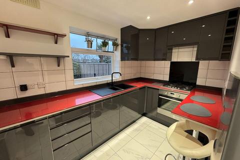 2 bedroom ground floor maisonette to rent, Staines Road, Feltham, TW14