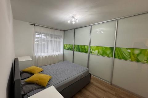 2 bedroom ground floor maisonette to rent, Staines Road, Feltham, TW14