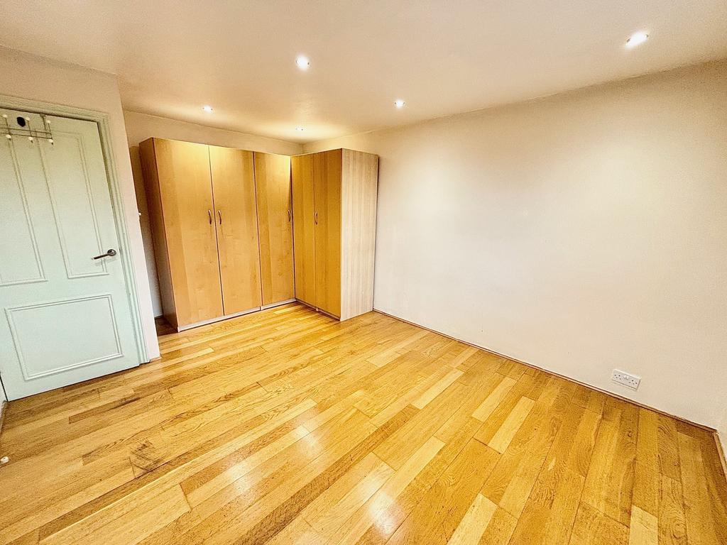 Apartment in London, Leytonstone - View 3