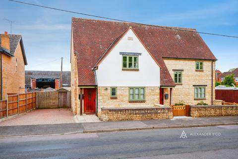 2 bedroom semi-detached house to rent, Merton Road, Bicester OX25