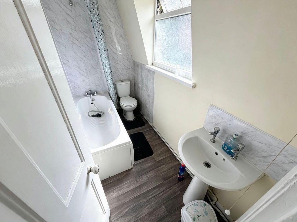 House in Sandwell, Londonderry, Queen's Head - More