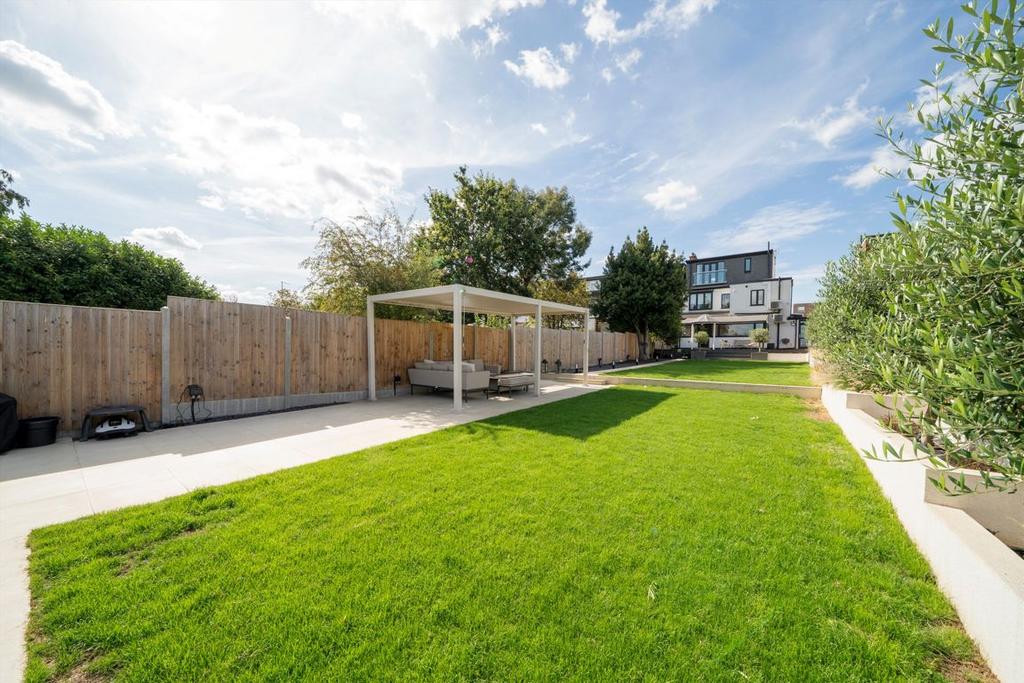 House in London - View 2