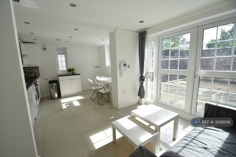 1 bedroom in a house share to rent, Uxbridge Road, London, W12