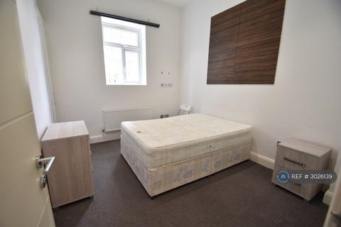 1 bedroom in a house share to rent, Uxbridge Road, London, W12