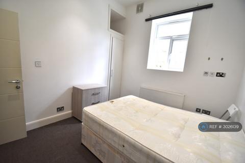 1 bedroom in a house share to rent, Uxbridge Road, London, W12