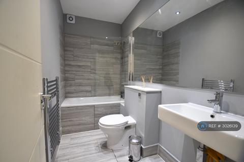 1 bedroom in a house share to rent, Uxbridge Road, London, W12