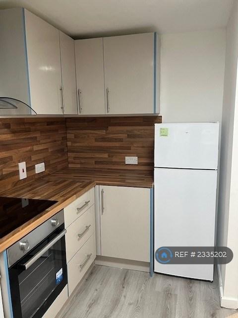 Apartment in Wembley - View 3
