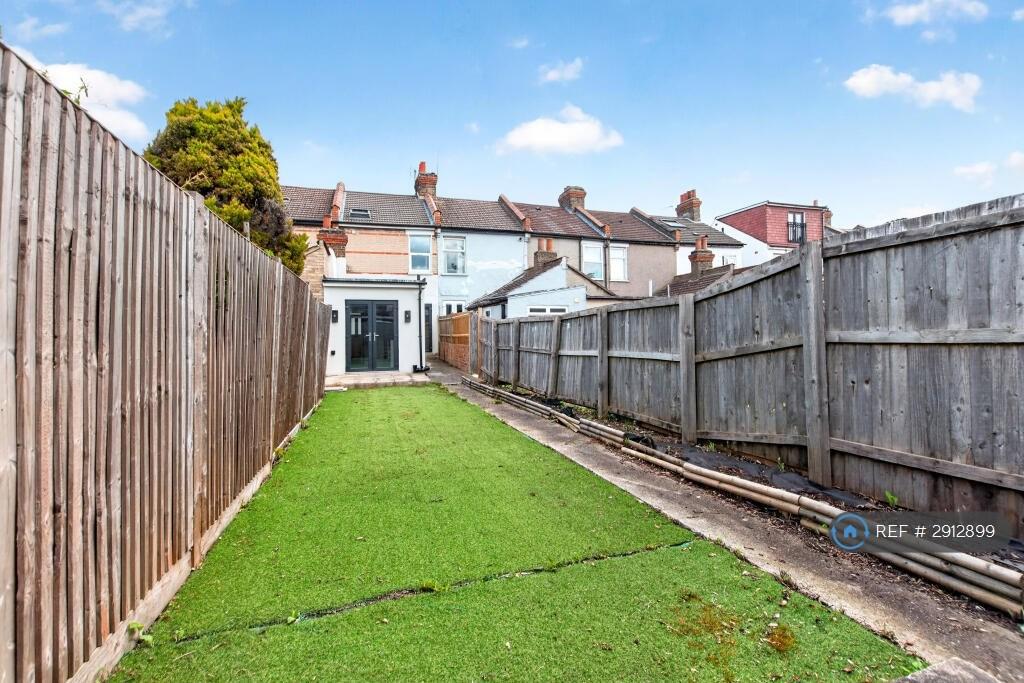 House in Croydon - View 4