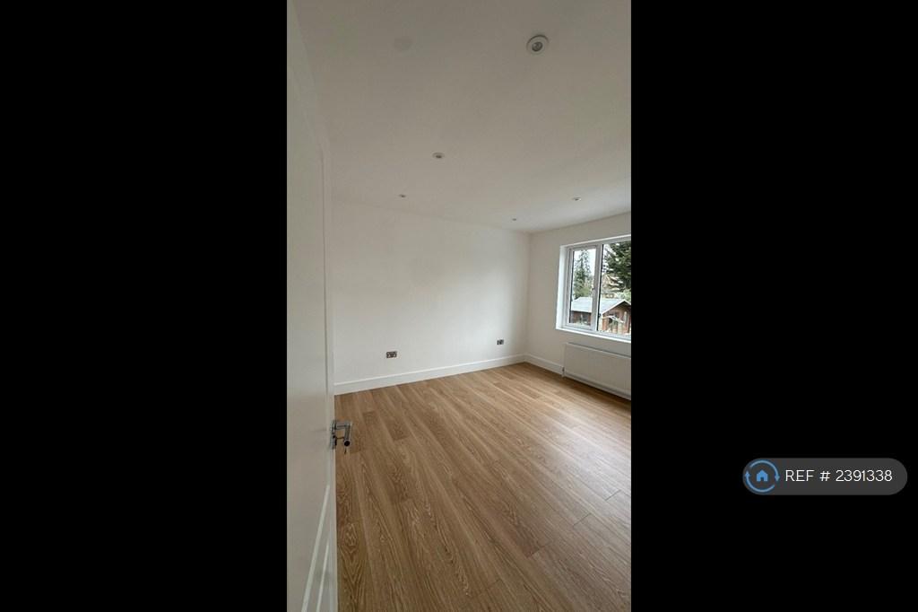 House in Surbiton - View 4