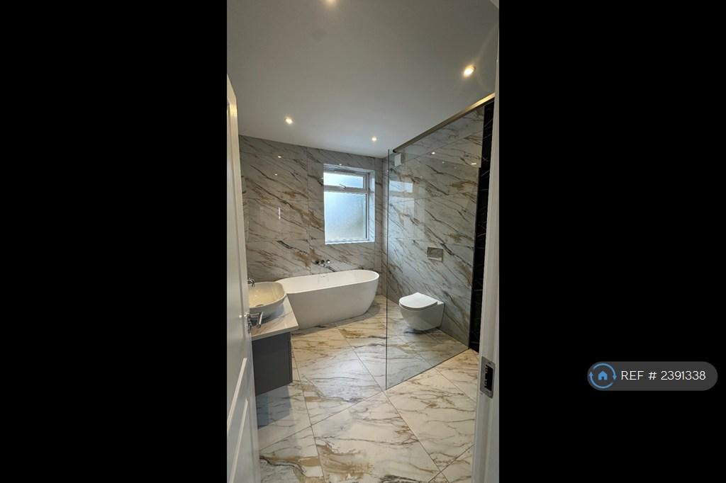 House in Surbiton - More