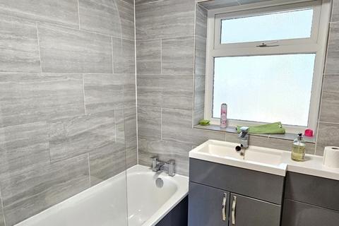 3 bedroom terraced house to rent, Alexandra Road, Ashford, TW15