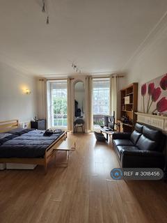 Studio to rent, Sussex Gardens, London, W2