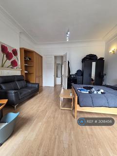 Studio to rent, Sussex Gardens, London, W2