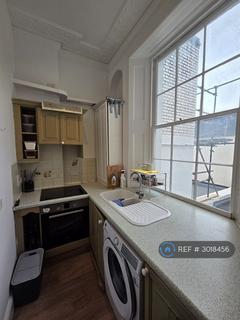 Studio to rent, Sussex Gardens, London, W2
