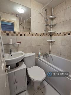 Studio to rent, Sussex Gardens, London, W2